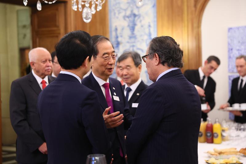Prime Minister Han Duck-soo on Nov. 14 at Maison de Busan in Paris talks to participants at a breakfast seminar for representatives from member countries of the Paris-based International Bureau of Expositions hosted by the Korea Chamber of Commerce and Industry. (Prime Minister's Office)