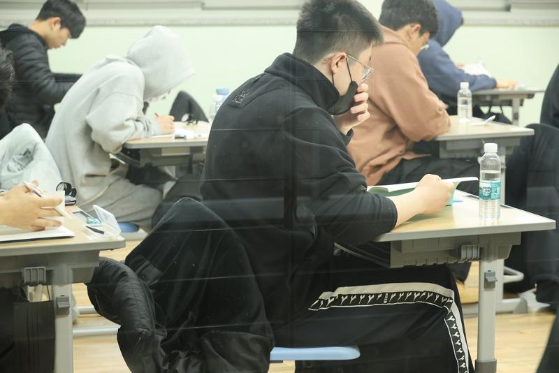 Students taking the College Scholastic Ability Test, called Suneung in Korea, for the 2024 academic year on Nov. 16 wait to start the exam at Yangji High School in the Dodam-dong neighborhood of Sejong. The number of test takers this year was an estimated 504,588.