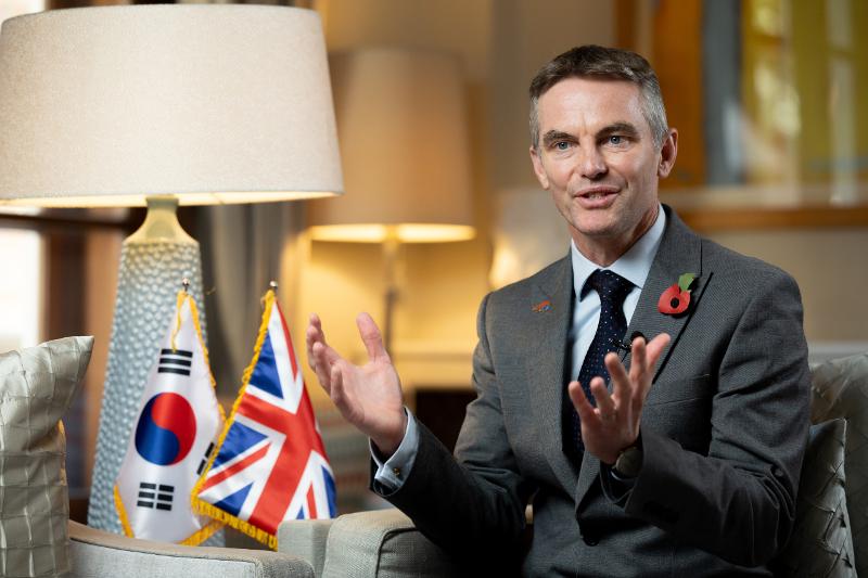 British Deputy Ambassador to Korea Gareth Weir on Nov. 13 explains the significance of President Yoon Suk Yeol’s state visit to the U.K. in an interview with Korea.net at the British ambassador's official residence in Seoul. 
