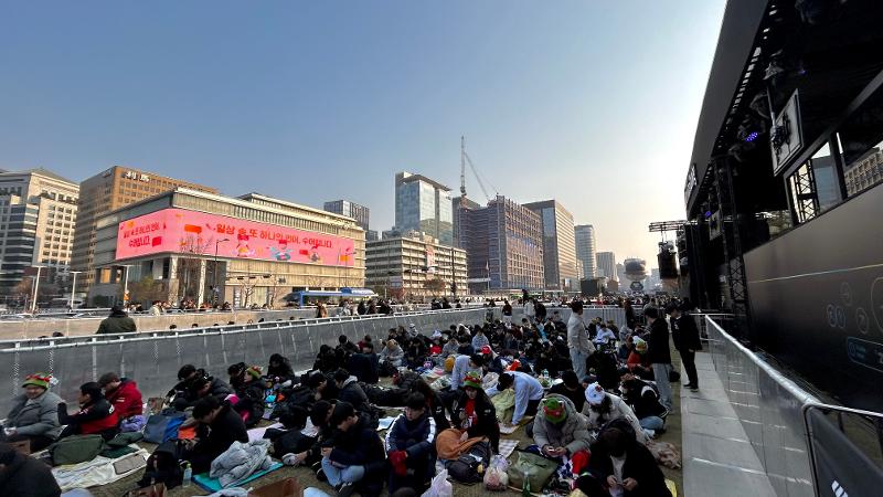 Esports fans on Nov. 19 gather at Gwanghwamun Square in Seoul's Jongno-gu District ahead of the finals of this year's LoL World Championship.