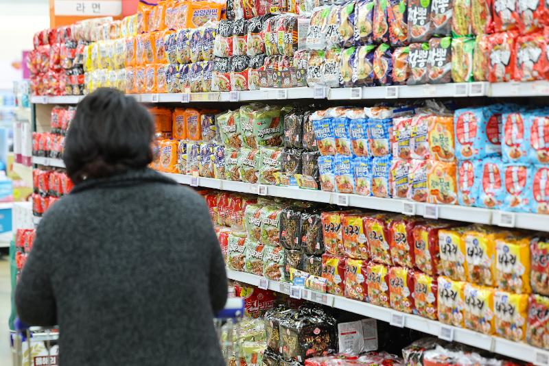 Ramyeon (instant noodles) exports this year from January to October reached USD 785.25 million (KRW 1.097 trillion). Shown is the instant noodles section at a hypermarket in Seoul. (Yonhap News) 