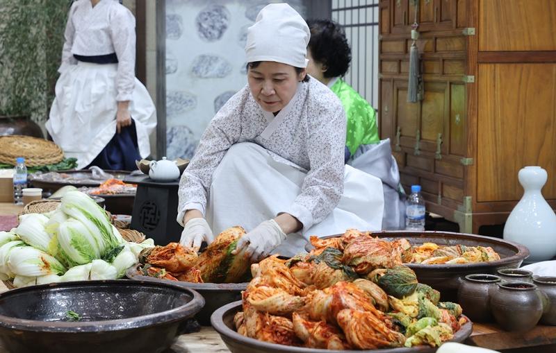 22일 서울 서초구 aT센터에서 열린 제4회 김치의 날 기념행사에서 김장 시연이 진행되고 있다. 연합뉴스