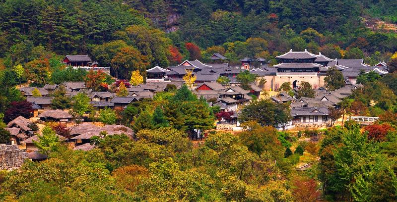 This is the open film set at Mungyeongsaejae Pass of Mungyeongsaejae Provincial Park in Mungyeong, Gyeongsangbuk-do Province. (Mungyeong City Hall)