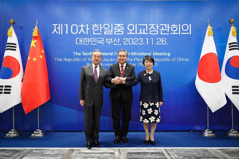 Minister of Foreign Affairs Park Jin (center) on Nov. 26 poses for photos with counterparts Yoko Kamikawa (right) of Japan and Wang Yi of China at the 10th Korea-Japan-China Trilateral Foreign Ministers’ Meeting at Nurimaru APEC House in Busan's Haeundagu District. 