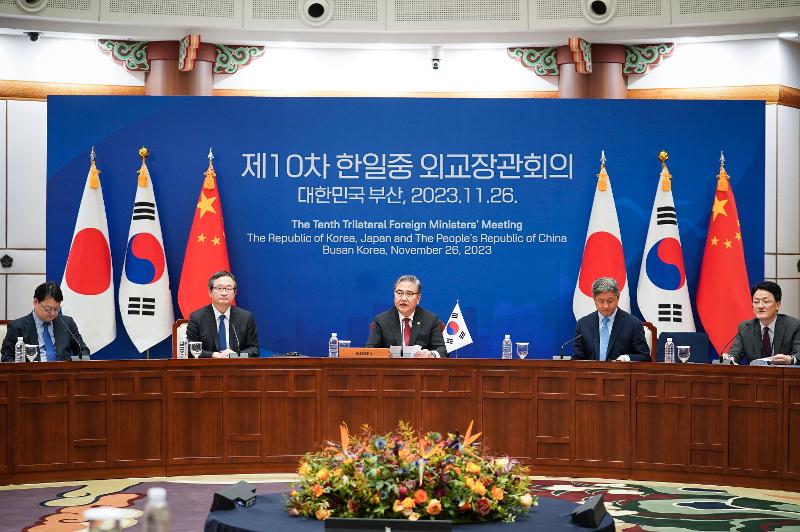 Minister of Foreign Affairs Park Jin (center) on the afternoon of Nov. 26 speaks at the 10th Korea-Japan-China Trilateral Foreign Ministers’ Meeting at Nurimaru APEC House in Busan's Haeundae-gu District. 