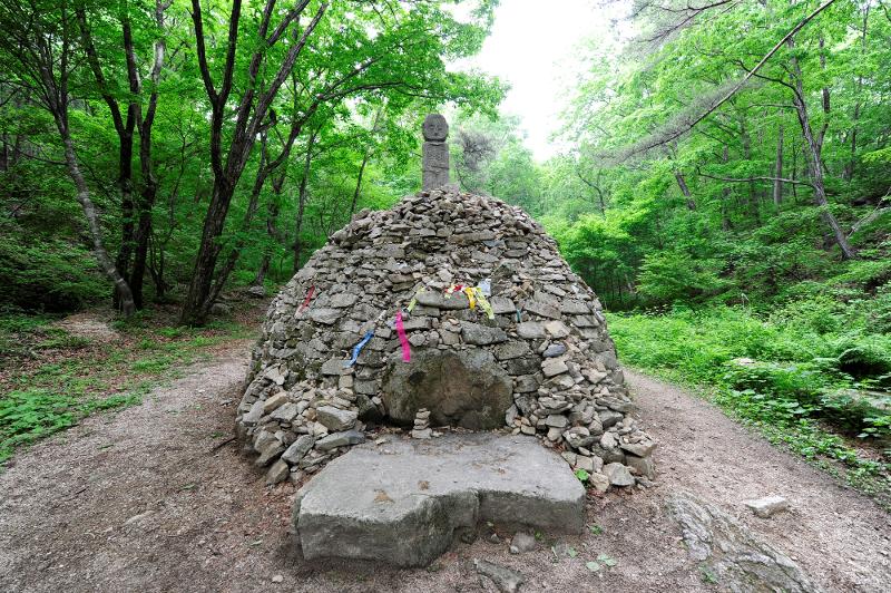 These are chaekbawi (book rocks) on Mungyeongsaejae Pass in Mungyeong, Gyeongsangbuk-do Province.