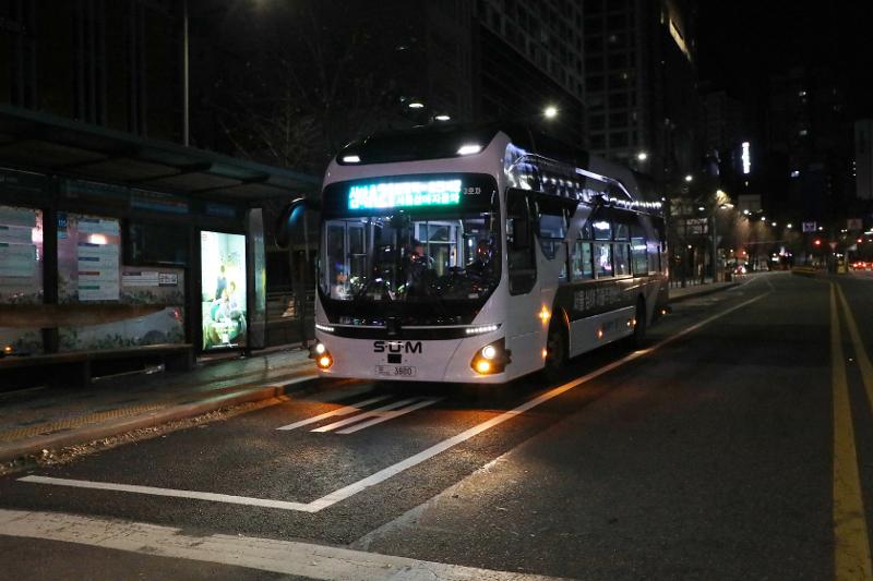 The world's first late-night self-driving bus starts service in the wee hours of Dec. 4 in Seoul. (Seoul Metropolitan Government) 