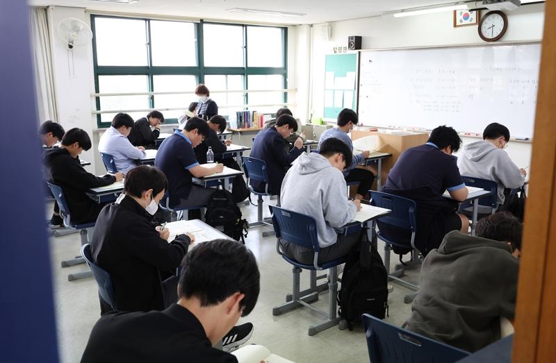 Students at Kyungbock High School in Seoul's Jongno-gu District in May take the National United Achievement Test. (Yonhap News)