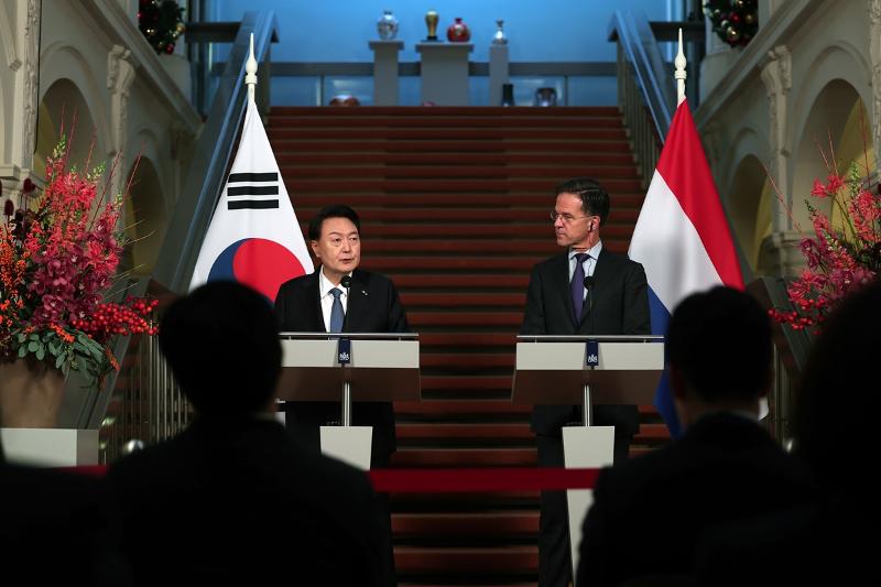 ▲ 네덜란드를 국빈 방문한 윤석열 대통령(왼쪽)이 13일(현지 시간) 마크 루터 네덜란드 총리와 헤이그 총리실에서 공동기자회견을 하고 있다. 연합뉴스