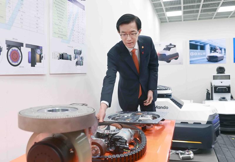 Ministry of Trade, Industry and Energy Bang Moon Kyu on Dec. 14 inspects robot parts at the think tank Mando Next M in Seongnam, Gyeonggi-do Province. (Ministry of Trade, Industry and Energy)