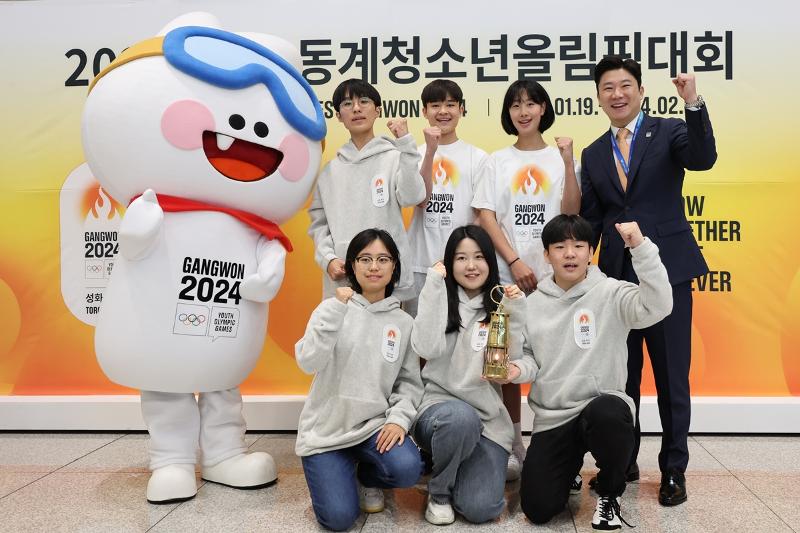 The torch to start Gangwon 2024 lit on Oct. 3 at the Panathenaic Stadium in Athens, Greece, was brought to Incheon International Airport on Oct. 8. Jin Jong-oh, chair of the Gangwon 2024 organizing committee (first from right in second row), takes a photo with those lighting the torch and youth supporters. (Yonhap News) 