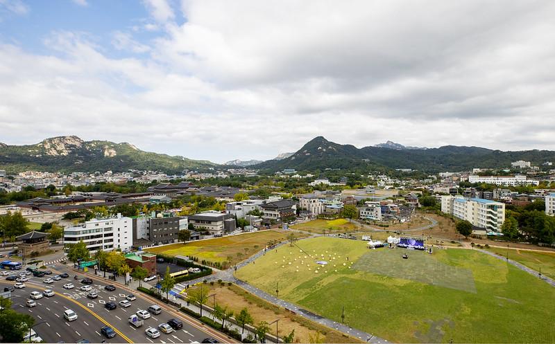 The British weekly Economist on Dec. 17 said Korea placed second in economic performance among the 35 member states of the Organisation for Economic Co-operation and Development. Shown is Open Songhyeon Green Plaza in Seoul's Jongno-gu District. (Korea.net DB) 