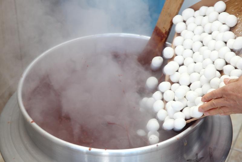 The color of patjuk (red bean porridge), a symbolic dish served during Dongji (winter solstice), is believed to repel evil and bring good luck.