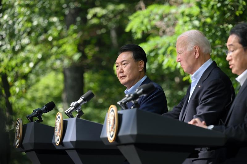 President Yoon Suk Yeol (left) on Aug. 18 at Camp David in Maryland speaks at the joint news conference for the trilateral summit with the U.S. and Japan. (Kang Min Seok from Office of the President)