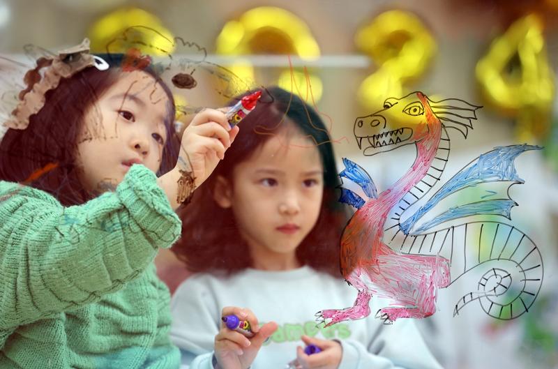 27일 광주 북구청어린이집에서 아이들이 용을 그리고 있다. 2024년 갑진년(甲辰年)은 육십간지의 41번째로 '푸른 용의 해'를 뜻한다. 연합뉴스