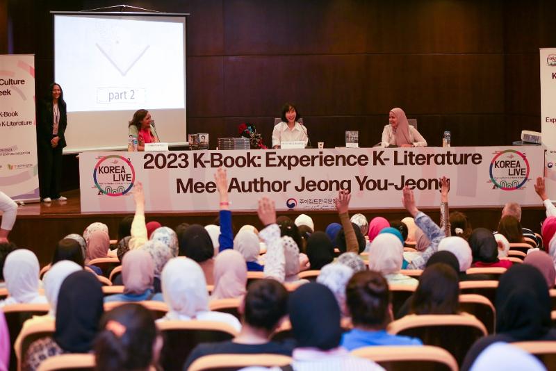 The KCC in Egypt from Sept. 9-13 held a Korean literature event at the National Museum of Egyptian Civilization. Shown on Sept. 9 is writer Jeong You-jeong (middle) answering questions there from Egyptian readers. (KCC in Egypt)