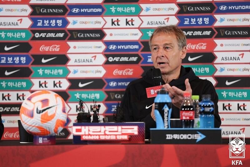 National soccer coach Jurgen Klinsmann on Dec. 28 announces his 26-member team roster for the Asian Cup that starts next month in Qatar at a news conference held at the movie multiplex CGV Yongsan in Seoul. 