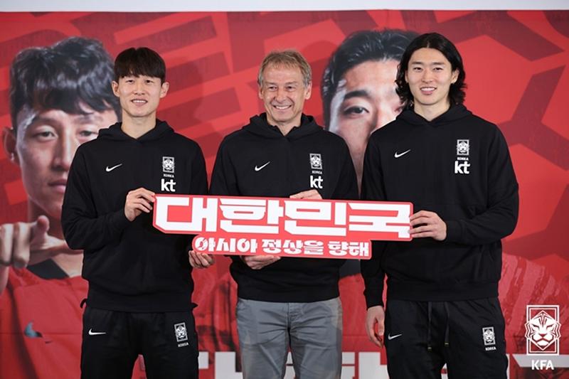 National soccer coach Jurgen Klinsmann (center) on Dec. 28 poses for photos with winger Lee Jae-sung (left) and striker Cho Gue-sung at a news conference held at the movie multiplex CGV Yongsan in Seoul. 