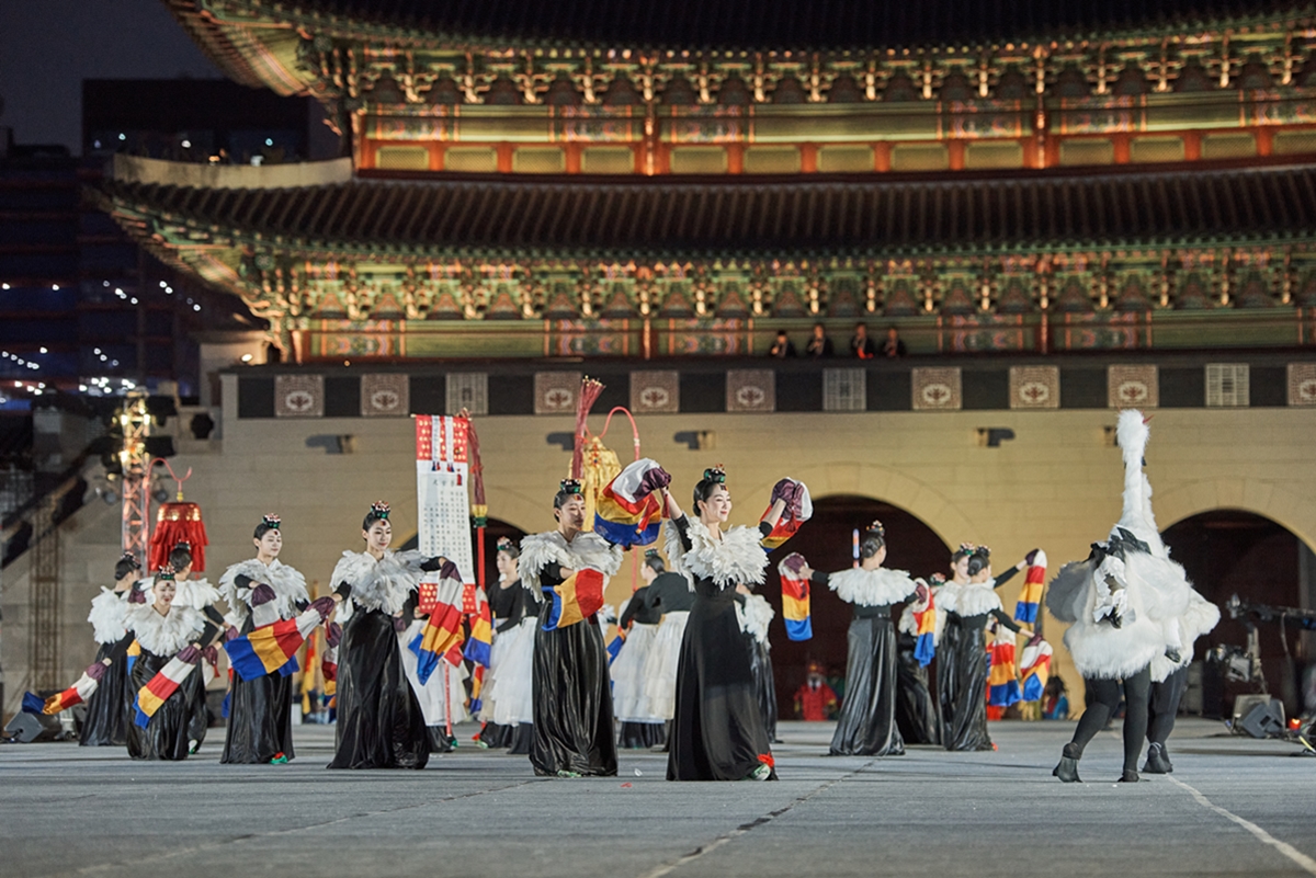 The number of visitors last year to the four royal Seoul palaces, Jongmyo Shrine and Royal Tombs of the Joseon Dynasty broke a record. Shown is the opening ceremony of the Royal Culture Festival on April 28, 2023.