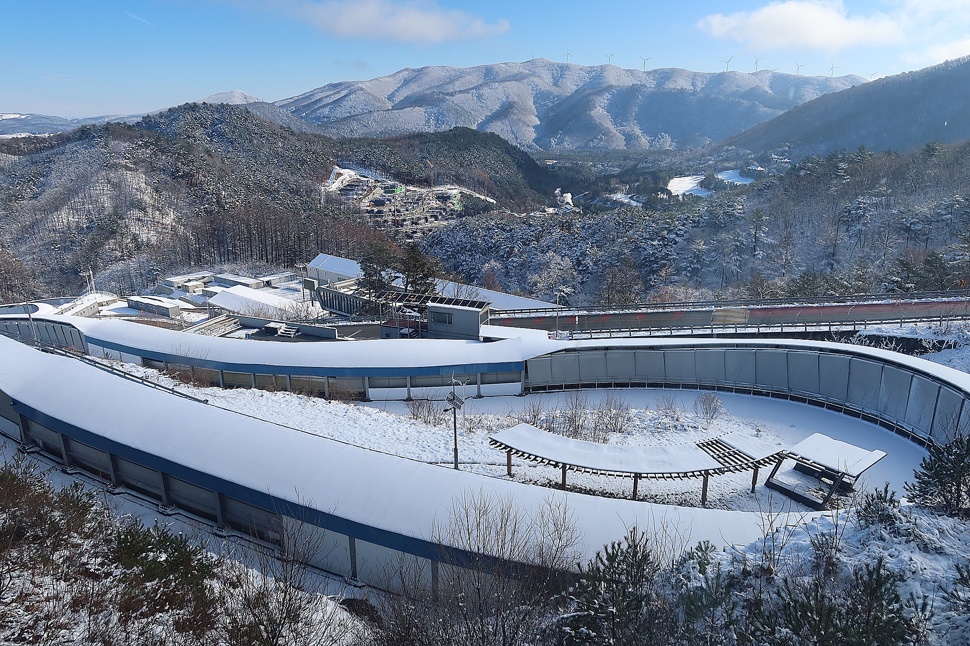 The Winter Youth Olympics in Gangwon-do Province will run from Jan. 19 to Feb. 1 in Gangneung and the counties of Pyeongchang-gun, Jeongseon-gun and Hwaseong-gun. Alpensia Sliding Centre (shown) in Pyeongchang-gun will host bobsledding, skeleton and luge. (Yoon Seungjin)