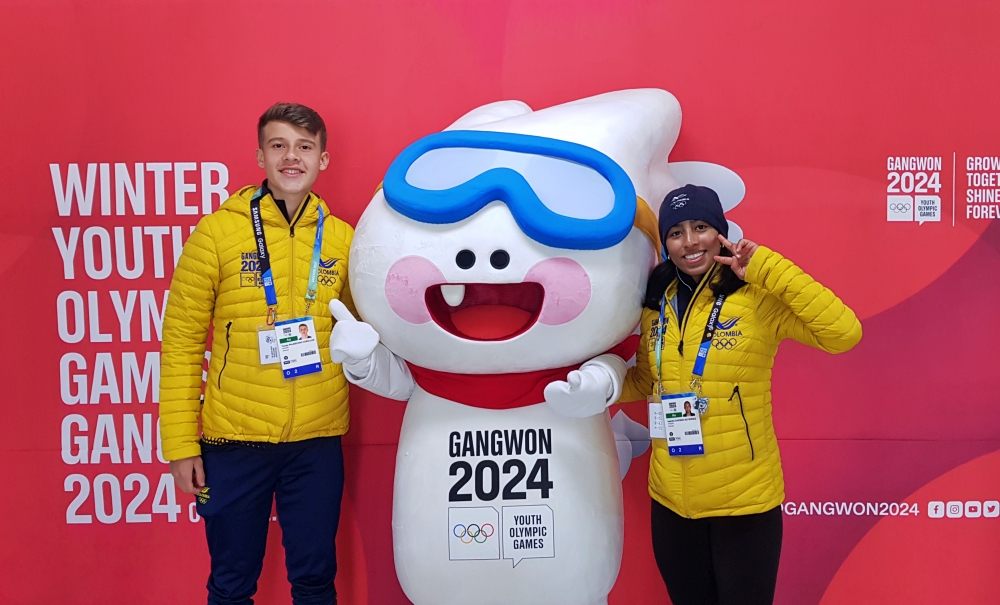 Tomas Palmezano (left) and Isabela Caicedo (right) from the Colombian national team on Jan. 15 take a photo with Moongcho, the mascot for this year's Gangwon Winter Youth Olympics, at Gangneung-Wonju National University in Gangneung, Gangwon-do Province. (Charles Audouin)