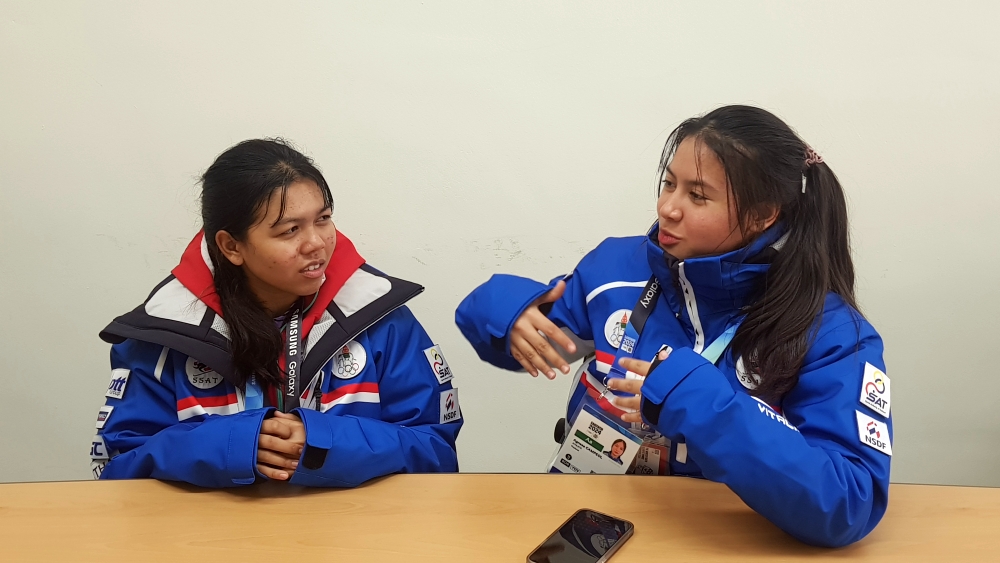Agnese Campeol, a member of the Thai national team for Gangwon 2024 (right), on Jan. 15 answers a question during a Korea.net interview at Gangneung-Wonju National University in Gangneung, Gangwon-do Province. (Kim Hyelin)
