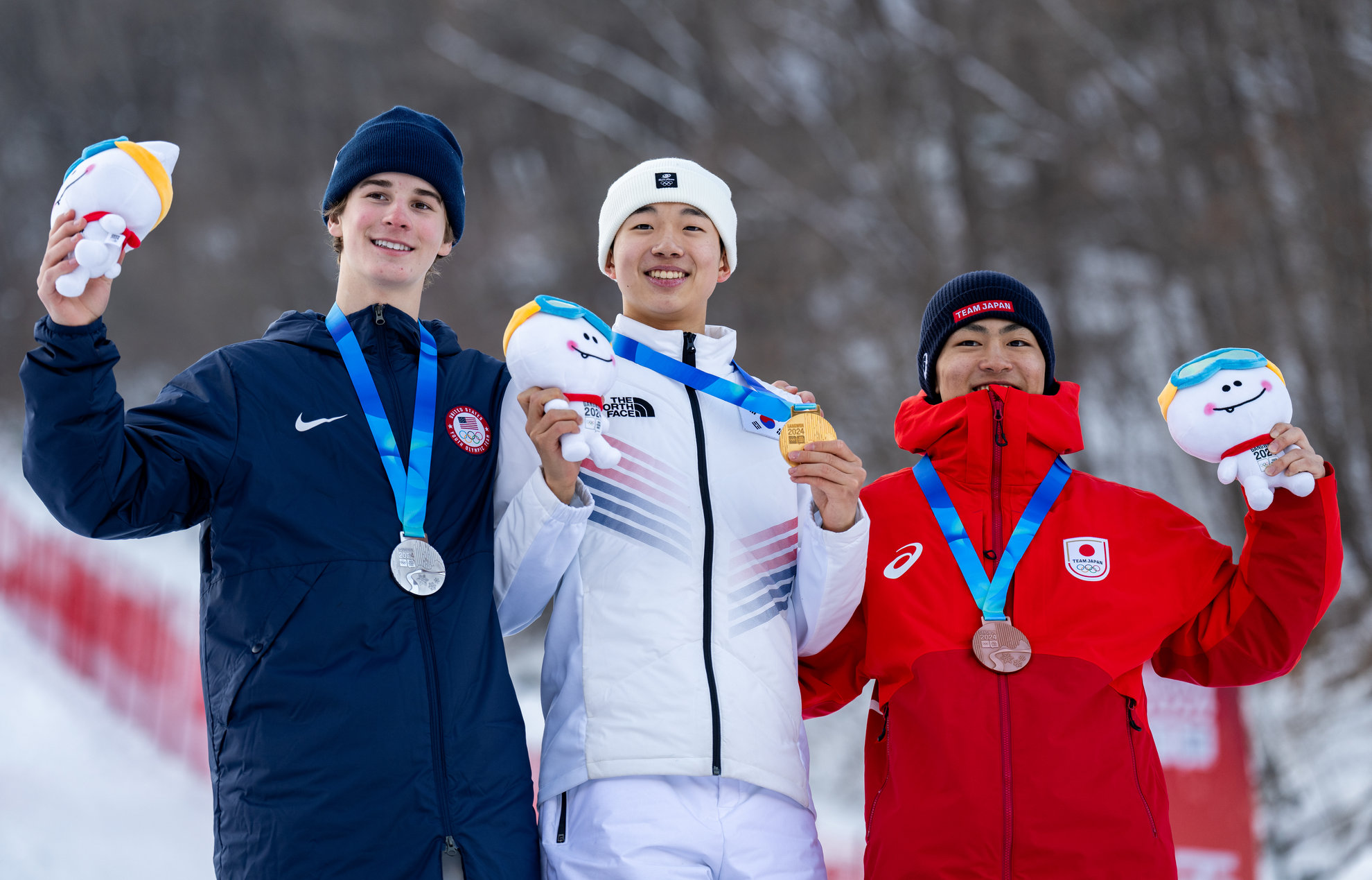 Lee Yoon Seung (middle) on Jan. 27 poses for a photo at Jeongseon High1 Resort in Jeongseon-gun County, Gangwon-do Province, after winning the gold medal in the men's freestyle skiing dual moguls at the Gangwon Youth Winter Olympics. Huff Porter (left) of the U.S. won the silver and Takuto Nakamura from Japan the bronze. (Olympic Information Center of International Olympic Committee) 