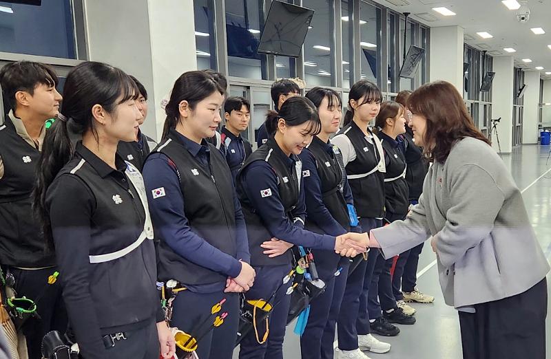 Second Vice Minister of Culture, Sports and Tourism Jang Miran (right) on Jan. 2 shakes hands with the national archery team for this year's Paris Summer Olympics at Jincheon National Training Center in Jincheon-gun County, Chungcheongbuk-do Province. (Ministry of Culture, Sports and Tourism)