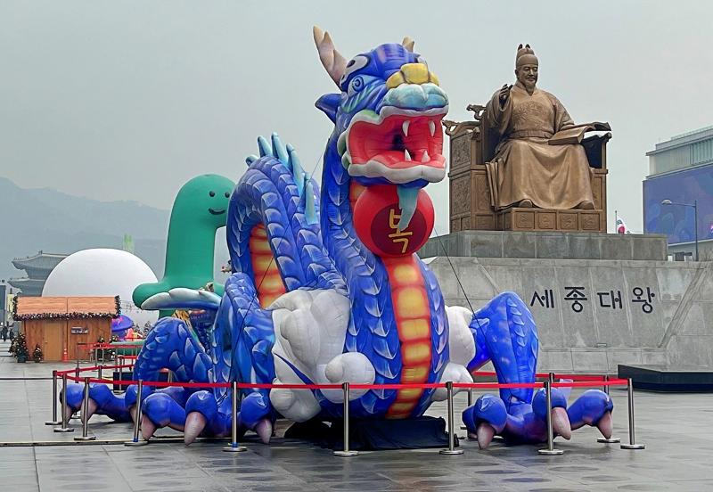 This year will see the improvement of services and launch of new ones for expats and foreign visitors to the country in sectors like transportation, education and immigration-related tasks. Shown is a blue dragon sculpture at Gwanghwamun Square in Seoul's Jongno-gu District as 2024 is the Year of the Blue Dragon under the Asian zodiac. (Yoon Seungjin)