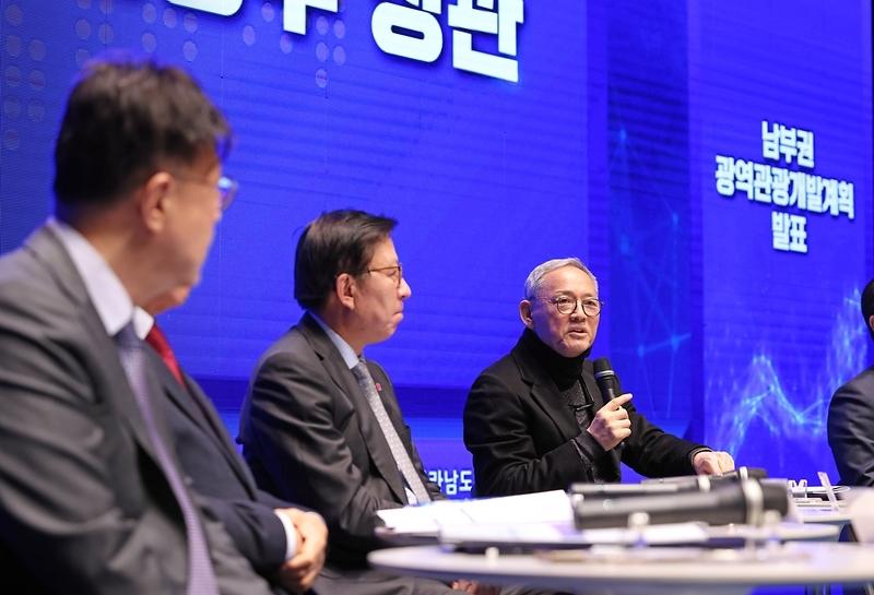 Culture, Sports and Tourism Minister Yoo In Chon (right) on Dec. 22 speaks at a conference on strategies to promote tourism in the nation's southern region at Tongyeong Concert Hall in Tongyeong, Gyeongsangnam-do Province. (Ministry of Culture, Sports and Tourism)