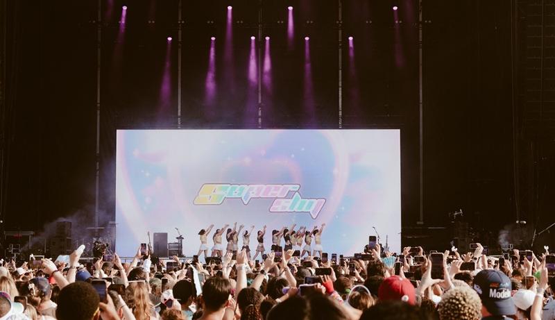 In its annual report for last year, the U.S.-based music industry analytics company Luminate on Jan. 10 said Gen Z K-pop fans in the U.S. spent 2.4 times more than average listeners on related merchandise. Seen is girl group NewJeans performing on Aug. 3 at the concert Lollapalooza Chicago in Chicago. (NewJeans' official Facebook page)
