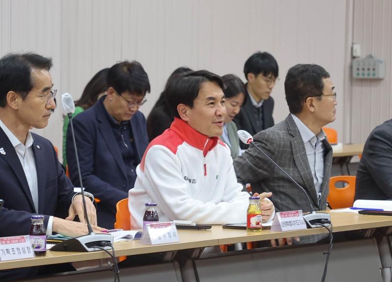 Gangwon-do Province Gov. Kim Jin Tae (second from left in front row) on Jan. 17 speaks at the final inspection meeting for this year's Winter Youth Olympics in Gangwon-do Province at the province's office in Chuncheon, Gangwon-do. (Gangwon State) 