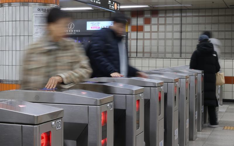 The Seoul Metropolitan Government on Jan. 23 will begin the pre-sale of the city's unlimited mass transit pass Climate Card four days ahead of its official launch. (Yonhap News)