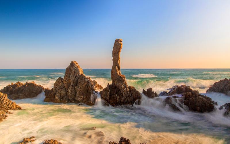 This is Chuam Chotdaebawi Rock as seen from Chogok Yonggul Chotdae Bawigil Trail in Samcheok, Gangwon-do Province. (Samcheok City Hall's official website)
