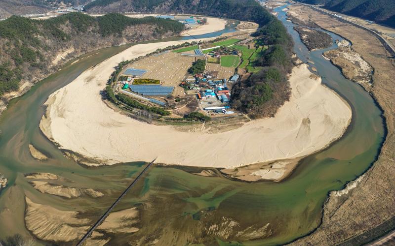 This view of Hoeryongpo Village is from the observatory on Biryongsan Mountain in Yecheon-gun County, Gyeongsangbuk-do Province. (Korea Tourism Organization) 