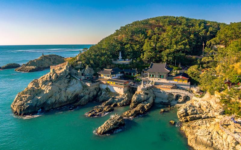 Haedong Yonggungsa Temple in Busan's Gijang-gun County is the nation's only Buddhist temple located by the sea. (Korea Tourism Organization) 