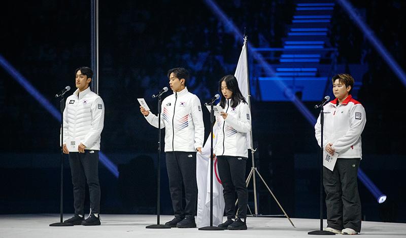 Representatives of Gangwon 2024's athletes, coaching staff and judges on Jan. 19 give their oaths at the tournament's opening ceremony held at the Gangneung Oval in Gangneung, Gangwon-do Province. From left are the coaches' representative Lim Nam-kyu (luge), those of the athletes Lee Yun-seung (freestyle ski) and Jung Jae-hee (short track), and that of the judges Choi Won-joo (curling).
