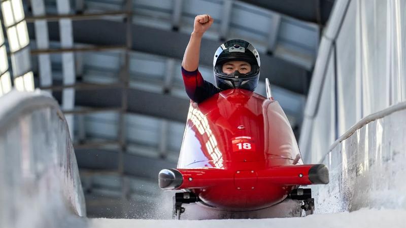 A victorious So Jaehwan (Sangji Daegwallyeong High School) on Jan. 23 passes the finish line of the men's monobob race at the Gangwon Winter Youth Olympics. He won the gold medal with a combined time of 1 minute, 48.63 seconds at Alpensia Sliding Centre in Pyeongchang-gun County, Gangwon-do Province.