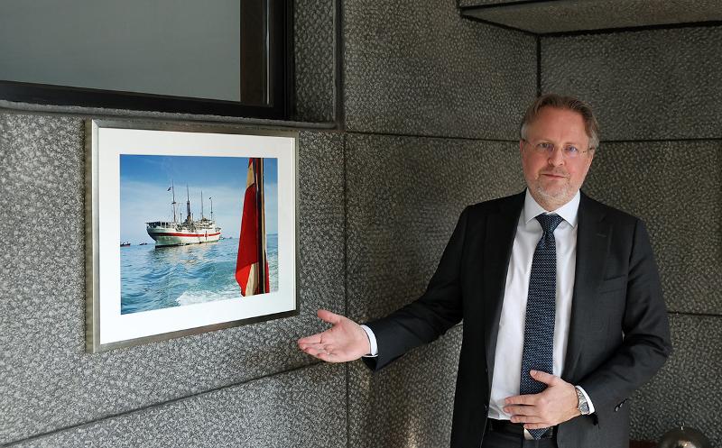 Danish Ambassador to Korea Svend Olling in an interview with Korea.net shows a photo of the Danish hospital ship MS Jutlandia sent during the Korean War at his official residence in Seoul. 