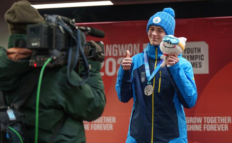 Ukrainian skeleton racer Yaroslav Lavreniuk on Jan. 23 poses with a doll of the Gangwon Winter Youth Olympics mascot Moongcho at the men's skeleton medal ceremony held at Alpensia Olympic Sliding Center in Pyeongchang-gun County, Gangwon-do Province.