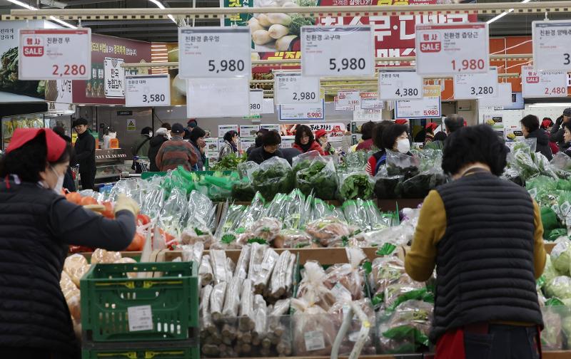 The International Monetary Fund on Jan. 30 raised its 2024 economic growth outlook for Korea a tenth of a percentage point to 2.3%. Shown are customers shopping for vegetables at a hypermarket in Seoul. (Yonhap News) 