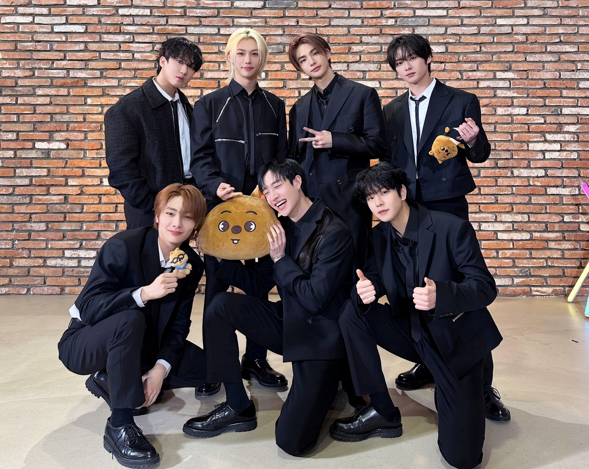 Stray Kids (Stray Kids' official Facebook page) 
