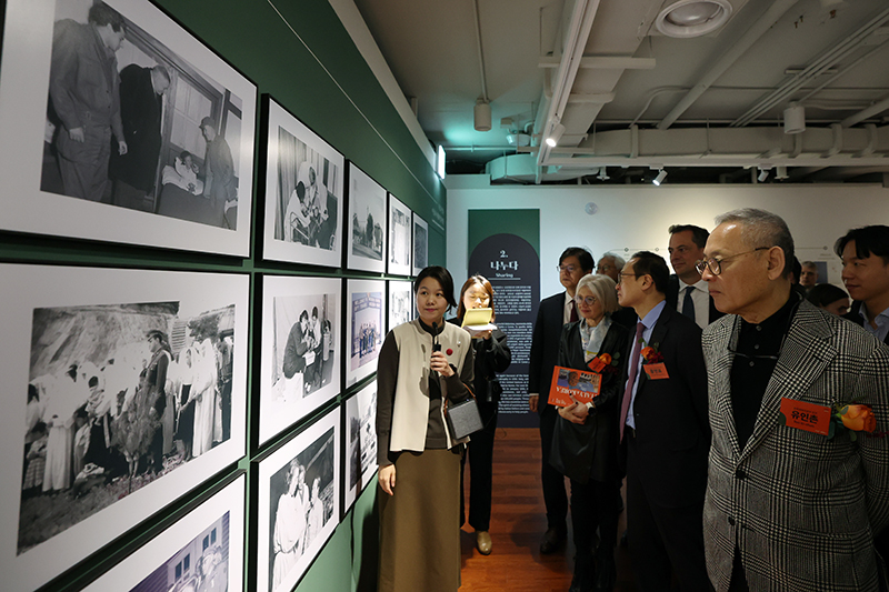 Minister of Culture, Sports and Tourism Yu In Chon (right) on Feb. 26 looks around at the photo exhibition 