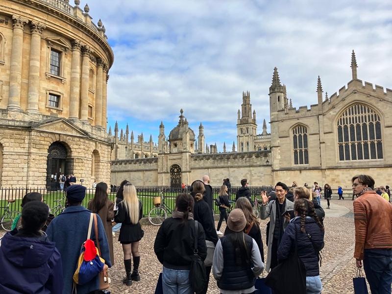 The University of Oxford of the U.K. has launched a course on the Korean language and culture for the public. Shown is a scene from 