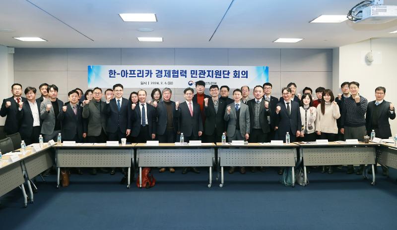 양병래 산업통상자원부 차관(가운데)이 6일 서울 중구 대한상공회의소에서 열린 한·아프리카 경제협력 민관협력지원단 창립총회에서 참석자들과 단체 사진을 찍고 있다. .  괴롭히다.  (산업통상자원부)