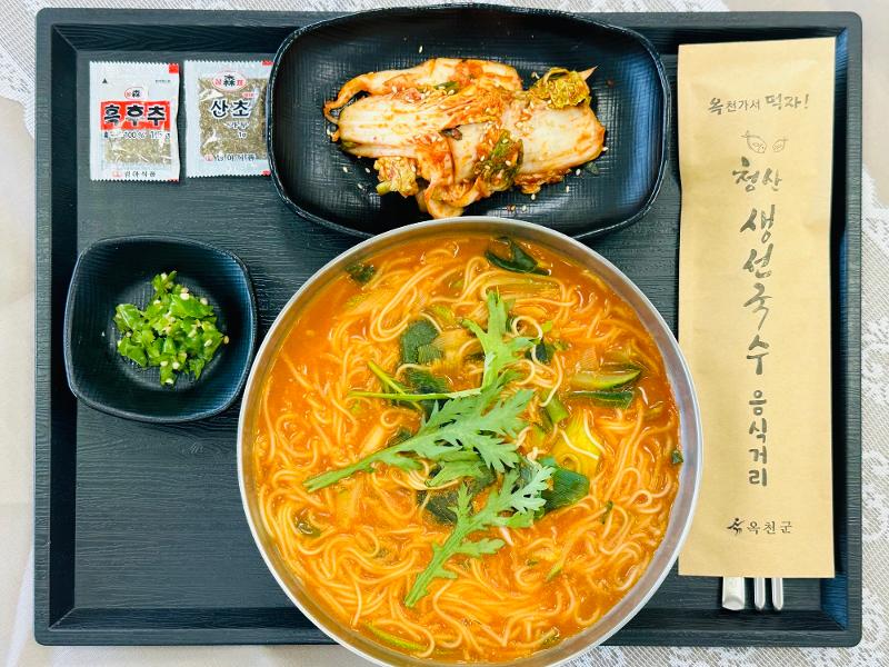 This bowl of spicy saengseon guksu (fish noodles) is available at Okcheon Rest Area (toward Busan or Seoul) and Hwanggan Rest Area (Busan or Seoul) on the Gyeongbu Expressway. .