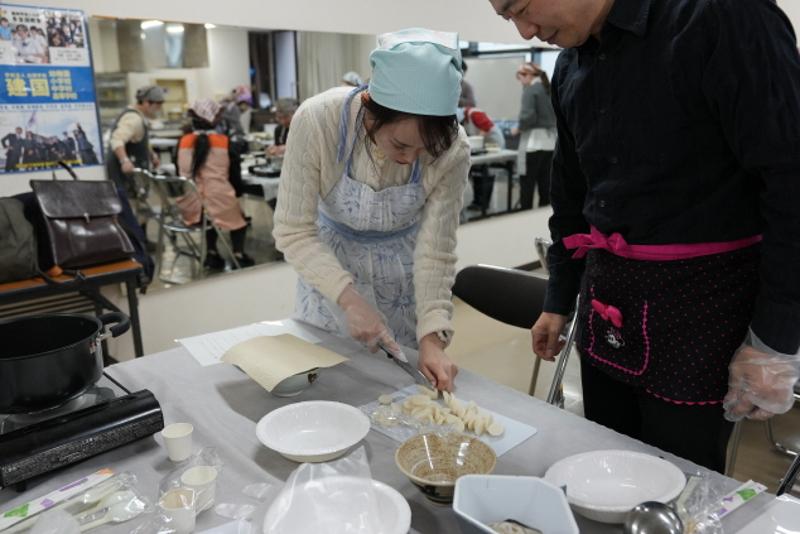 This event on Feb. 4 at the KCC in Osaka, Japan, teaches how to make tteokguk (rice cake soup). (KCC in Osaka)