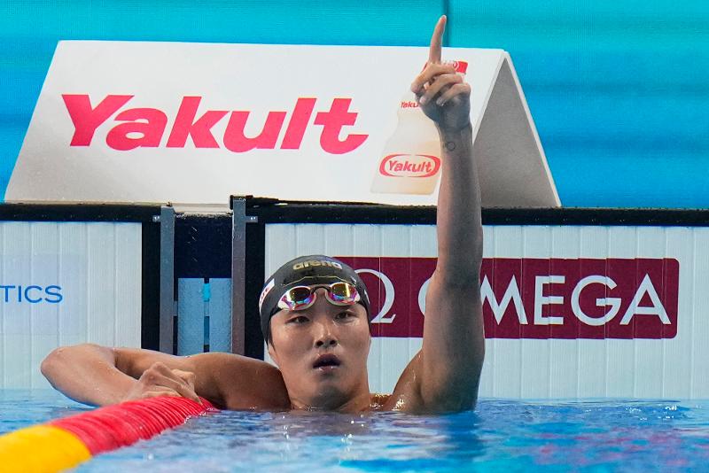 Kim Woo-min on Feb. 12 celebrates after winning the men's 400 m freestyle at the World Aquatics Championships held at Aspire Dome in Doha, Qatar. (Yonhap News) 