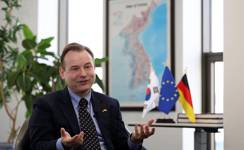 German Ambassador to Korea Georg Schmidt on Feb. 13 in an interview with Korea.net at the Germany Embassy in Seoul says bilateral cooperation in growth and the environment could lead to a second miracle on the Rhine River of Germany and Hangang River of Korea. 