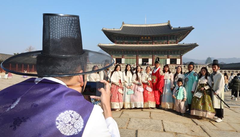 The Ministry of Culture, Sports and Tourism on Feb. 15 said it will promote 10 main projects for the promotional campaign Visit Korea Year 2023-24 with the Korea Tourism Organization and Visit Korea Committee. Shown on Feb. 12 are foreign visitors taking photos at Gyeongbokgung Palace in Seoul's Jongno-gu District. (Yonhap News)